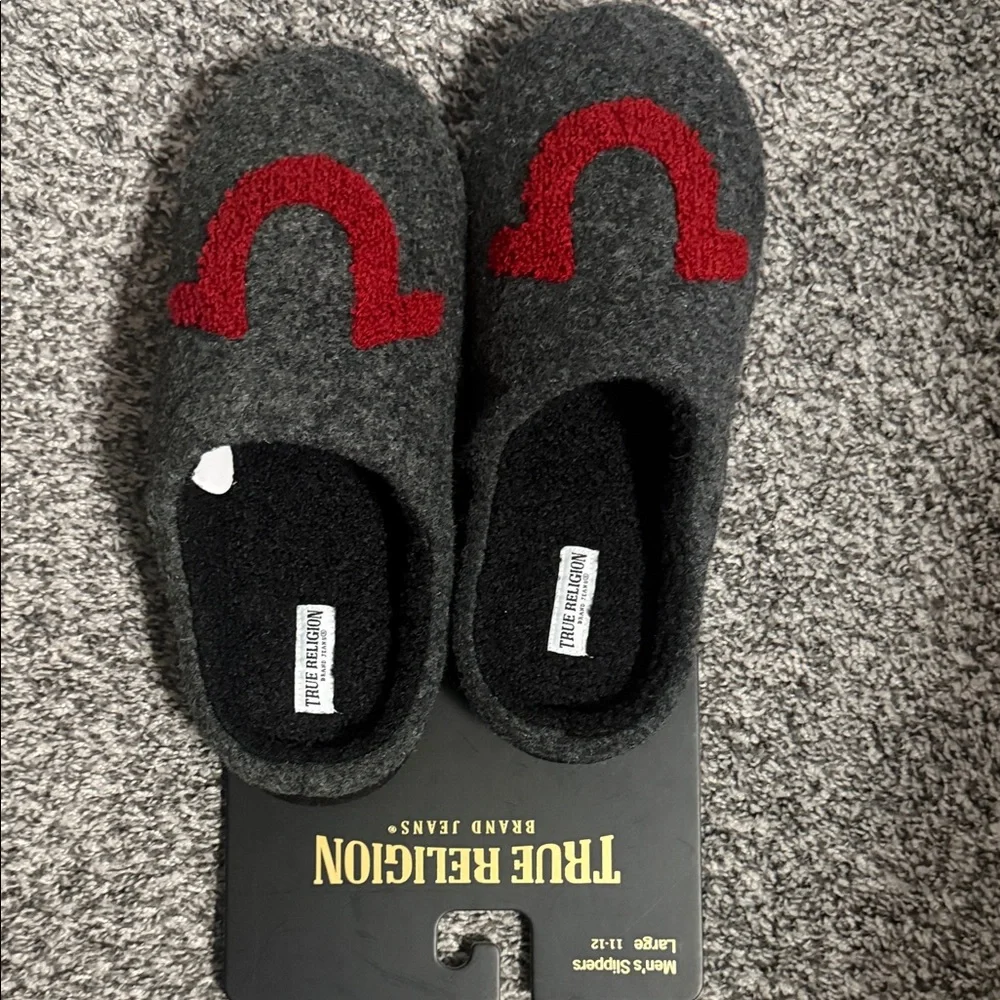 True Religion Men's Dark Gray Slip-On Slippers with Red Horseshoe